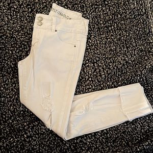 Almost Famous White jeans in a size 7